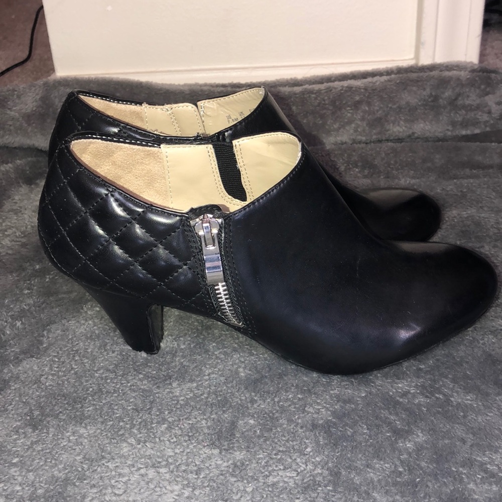 Black Naturalizer N5 Comfort quilted ankle booties